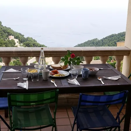Spacious Villa with Pool, Jacuzzi, Stunningly Situated on the Med