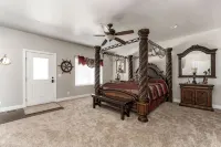 Spacious Retreat for over 32 Parking, Horse Stalls - 2-Star