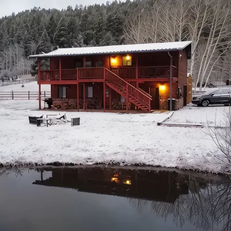 Secluded Cabin, Private Pond, Walk to Restaurants, 2 Separate Sleeping Units