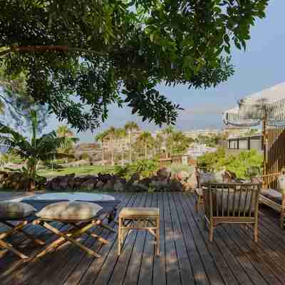 11 Holiday Homes Hotel Exterior