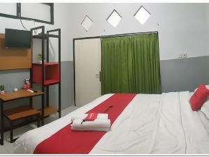 RedDoorz Plus near Alun Alun Sumenep