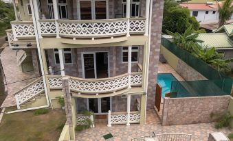 Topaz Apartment Villas-Pool Side Piton V