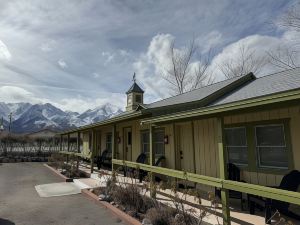 Eastern Sierra Motor lodge