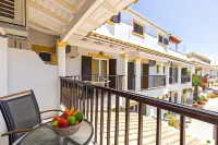 Dora Pool Studios by Konnect,150m from the Beach