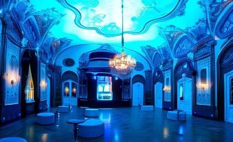 2. Hotel De..