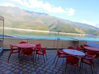 Hotel le Roi Lake View Koti فنادق في Tehri Garhwal