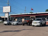 Stonehouse Motel and Restaurant - parking