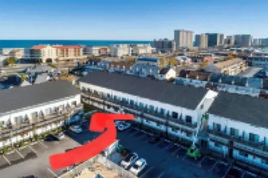 Lovely Renovated 2-Level Condo + Pool + Steps to the Beach!