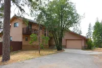 Bass Lake Heights - retreat with a million-dollar view and gateway to Yosemite.