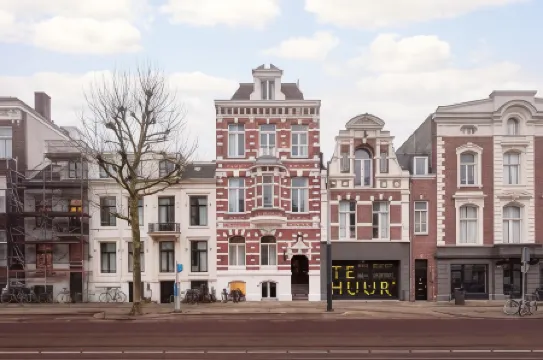 The Elephant Hostel Отели рядом с достопримечательностью «Мост Питон»