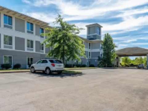 สลีป อินน์ แอนด์ สวีทส์ ดันมอร์ โรงแรมในDunmore