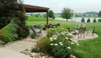 Sojourner's Lodge & Log Cabin Suites Hotels in Sugar Creek Township