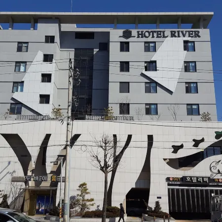 River Hotel