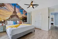 Family Fun Beach House, Sleeps 8, Pool - 9 minute walk to beach close to casinos Hotels near Airport Plaza