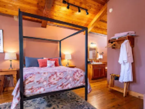 Charming Cabin with Scenic Views and Cozy Fireplace - Idyllic Retreat