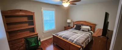 Cozy Home less than a mile away from TXST