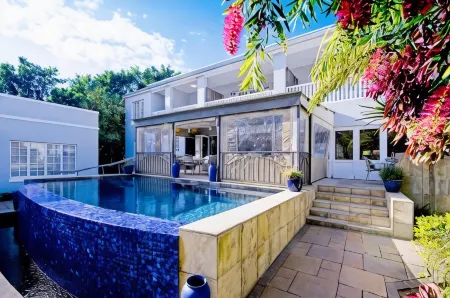 Lodge on Main Guest House and Conference Centre Отели в г. Порт-Элизабет