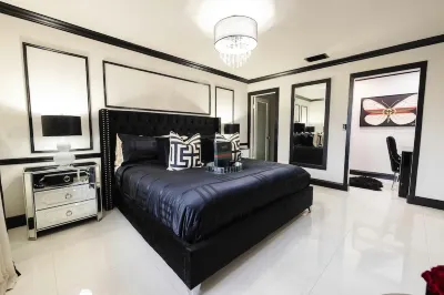 Luxx Touch Townhome, just minutes away from Miami's Hard Rock Stadium. Hotels near ALDI