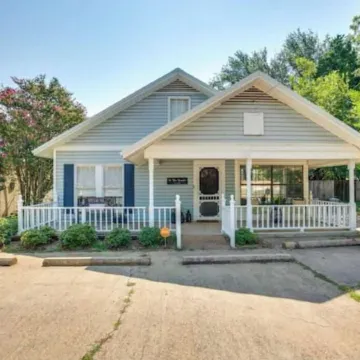 Downtown Canton & First Monday  - Pack n Play 79 mi to at&T Patio Grill Walkable