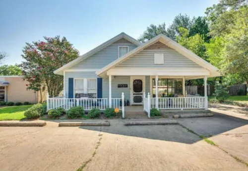 Steps to Downtown Canton & First Monday  - Pet & Family Friendly Pack n Play Hotels in Canton