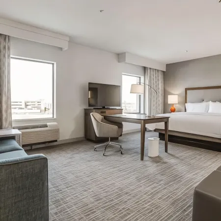 Hampton Inn & Suites North Dallas Central Expy Отели рядом с достопримечательностью «Парк Уайт Рок Лейк»