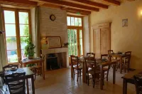 Hôtel du Donjon Các khách sạn ở Saint-Jean-d'Angely