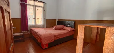 Villa Edelweiss Hotels near Mount Guntur