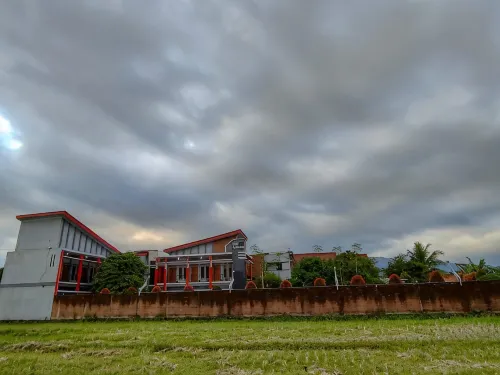 Homestay Griya Sawah Gunung Syariah Mitra RedDoorz Hotels in Banjarnegara District