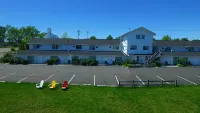 Econo Lodge  Inn & Suites - parking