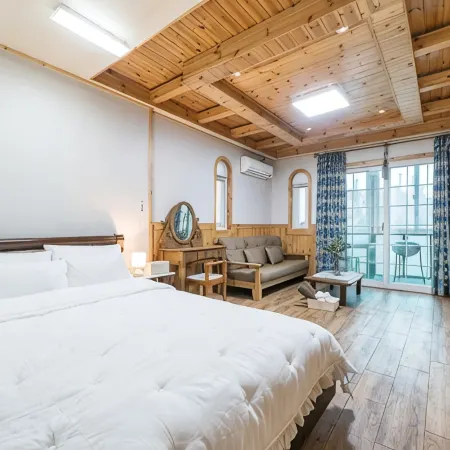 Gyeongju Mont Blanc Pension (Pool Villa, Group Room, Near Bomun Complex) Отели рядом с достопримечательностью «Астрономическая обсерватория «Чхомсондэ»»