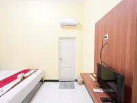 RedDoorz Near Makam Bung Karno Blitar Hotels in Sananwetan