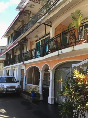 Le Bamboo Guesthouse Отели рядом с достопримечательностью «Mauritius Duty Free Paradise Co Ltd.»