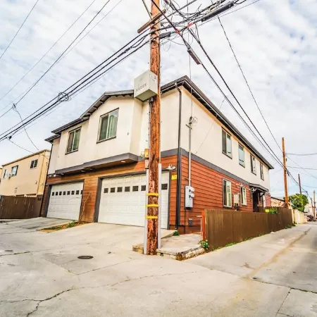 Spacious 4-Bedroom Townhome / 2-Car Garage / Cruise Terminal
