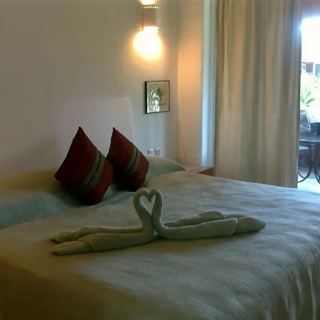 Beautiful 3 Bedroom Condo w Swimming Pool- 1 Block from Fabulous La Ropa Beach