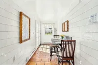 Newport, Pet Friendly 1 Bedroom Cottage. Walk to Water. Book Early & Save