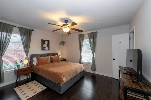 Charming 3-bedroom house in lovely East Dallas with AC and Plenty of Space - บังกะโล