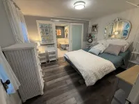 Dennisport! Walk to 3 Public Beaches! Charming 4-bedroom 3 bath House with AC - 4 stjerner