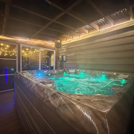 The Moose Pad, Rustic Luxury, Spacious & Serene, 4Bed, Sleeps 12, Spa + Hot Tub