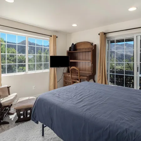 2-bedroom apartment in charming Glenwood Springs with Hot Tub, AC and Heating.
