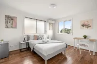 Relaxing Rooms – Walking Distance to Shops & Transport - romantis