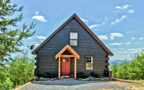 Beautiful mountain top cabin with the best 180º view in Tellico Plains!