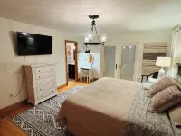 Sunshine Escape: Spacious 6Br Home w/ Outdoor Oasis & Fire Pit Near Marina - 4 estrellas