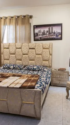 Street 8a ghouri town phase 5 main road Hotel Sartaj - Parkplatz