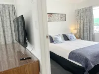 Pupuke Manor Motel - Beach