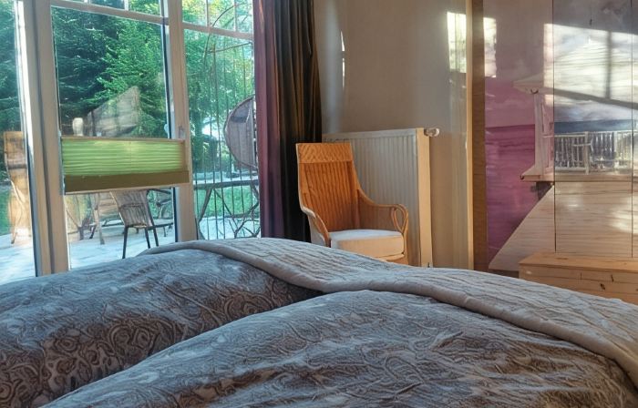 Spacious vacation apartment with fireplace and barrel sauna in the sheltered garden.