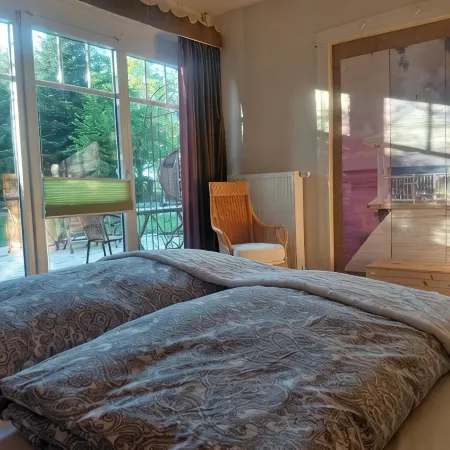 Spacious vacation apartment with fireplace and barrel sauna in the sheltered garden.