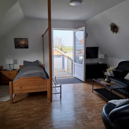 Apartment Lüttje Amselnüst - central location directly on the dike with balcony