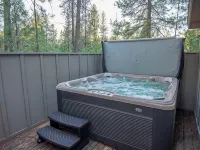 Spacious Sunriver retreat w/hot tub + bikes. Family + Pet Friendly! 선리버 호텔
