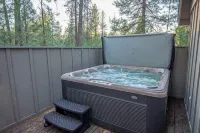 Spacious Sunriver retreat w/hot tub + bikes.  Family + Pet Friendly!