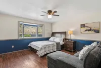 Wenatchee Mansion. 6500 sqft, pool, hot tub, 7 BR, theater, billiards and more!